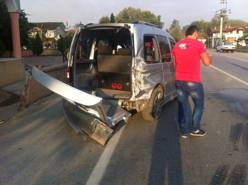 Virajı alamayan ticari araç kontrolü kaybetti