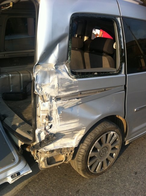 Virajı alamayan ticari araç kontrolü kaybetti