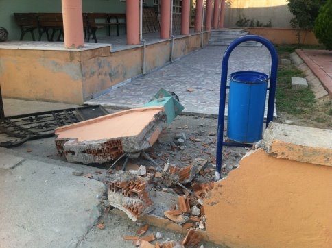 Virajı alamayan ticari araç kontrolü kaybetti