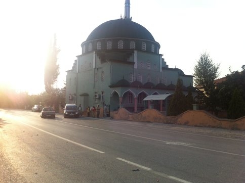 Virajı alamayan ticari araç kontrolü kaybetti