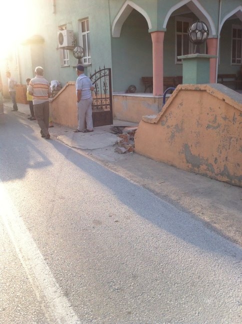 Virajı alamayan ticari araç kontrolü kaybetti