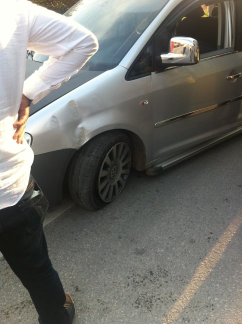 Virajı alamayan ticari araç kontrolü kaybetti