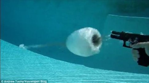 Suyun direnci mermiyi çiçeğe çevirdi!