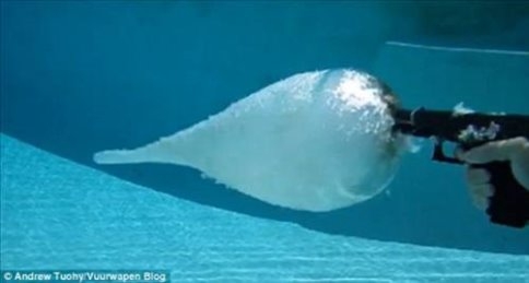 Suyun direnci mermiyi çiçeğe çevirdi!