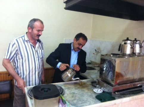 Başkan Çay Demledi, Esnafla Birlikte Sohbet Etti