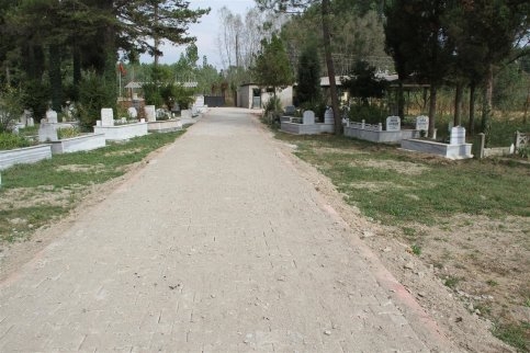 Akyazı’da ki Tüm Mezarlık Yollarına Parke Döşeniyor