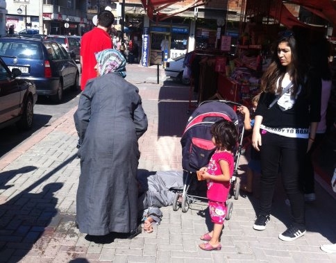Çarşı içinde Sinir Krizi Geçirdi