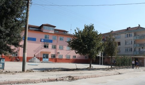 Okulun Bahçe Duvarını Yıktılar