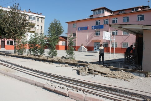 Okulun Bahçe Duvarını Yıktılar