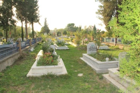 Akyazı’da Mezarlıklar Bayrama Hazır