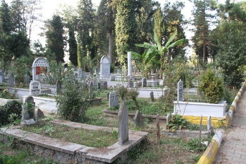 Akyazı’da Mezarlıklar Bayrama Hazır