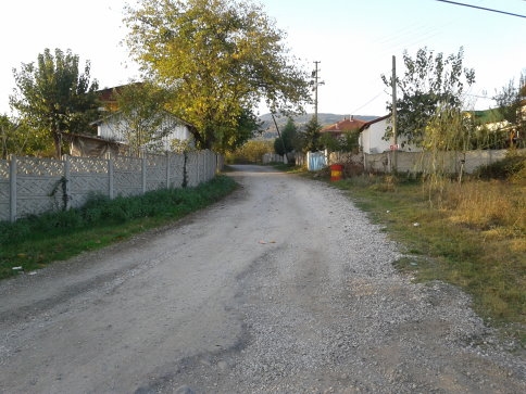 Sokağa Asfalt Atılmasını Beklerken Çakıl Atıldı!