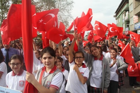 Başkan Yazıcı Çocuklara 29 Ekim’de Bayrak Dağıttı