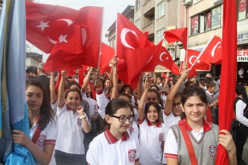 Başkan Yazıcı Çocuklara 29 Ekim’de Bayrak Dağıttı