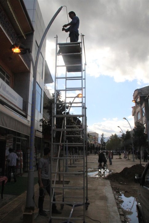 Akyazı Çarşı İçinde Aydınlatma Çalışmaları Tamamlandı