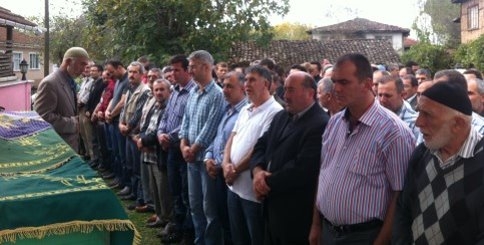 Annesinin Cenaze Namazını Kıldırdı