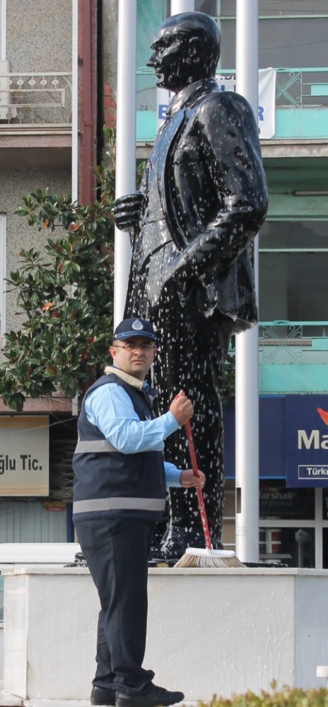 Törenler İçin Atatürk Anıtı Sabunlu Suyla Yıkandı