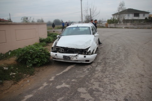 Kepçe İle Otomobil Çarpıştı