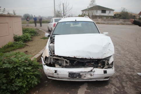 Kepçe İle Otomobil Çarpıştı