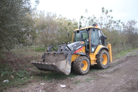 Kepçe İle Otomobil Çarpıştı