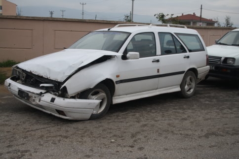 Kepçe İle Otomobil Çarpıştı