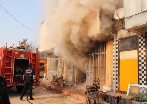 Japon Pazarı'nın Deposunda Yangın Çıktı