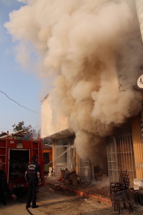 Japon Pazarı'nın Deposunda Yangın Çıktı