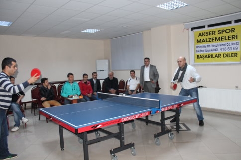 Öğretmenler Masa Tenisinde Yarışıyorlar