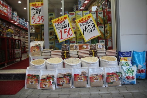 Öztürkler Gıda Market ‘de Aşure Bereketi