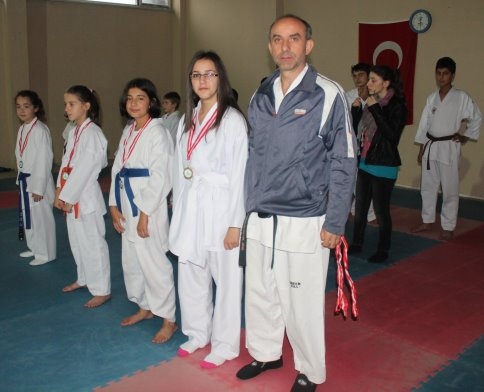 Karateciler Dostluk Turnuvasında Madalyaları Topladı
