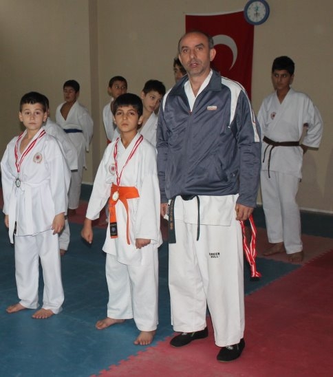 Karateciler Dostluk Turnuvasında Madalyaları Topladı