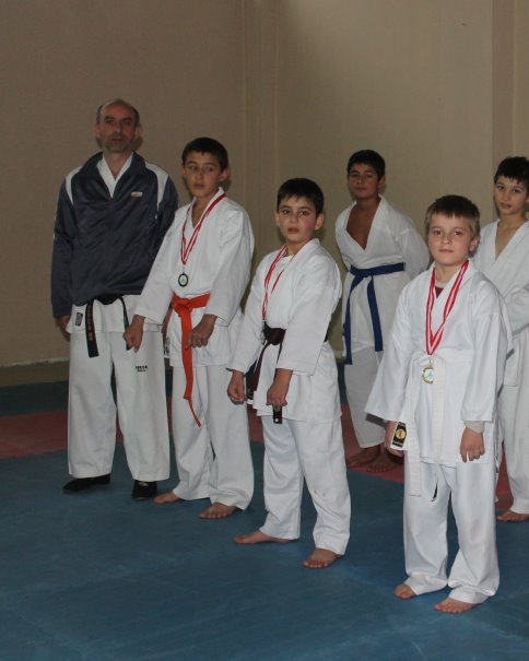 Karateciler Dostluk Turnuvasında Madalyaları Topladı