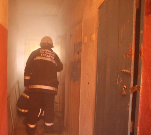 Apartmanda Yükselen Duman Korkuya Neden Oldu