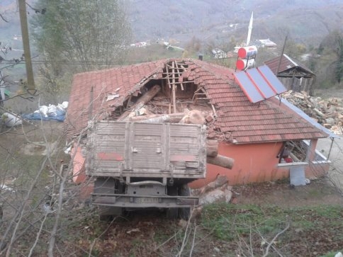 Kamyon Evin Üzerine Uçtu