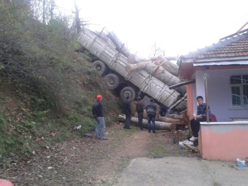 Kamyon Evin Üzerine Uçtu