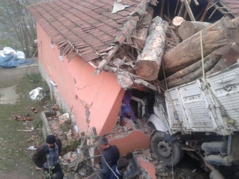 Kamyon Evin Üzerine Uçtu