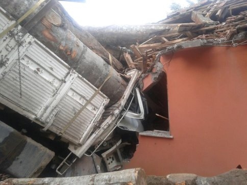 Kamyon Evin Üzerine Uçtu