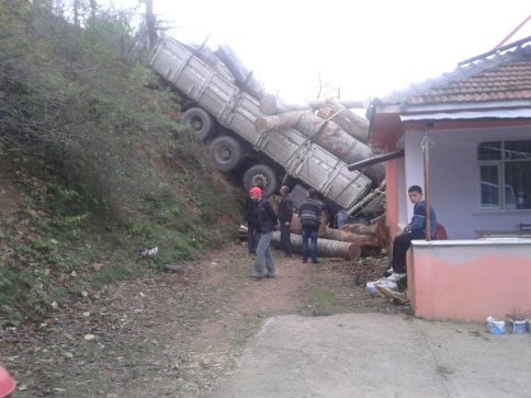 Kamyon Evin Üzerine Uçtu