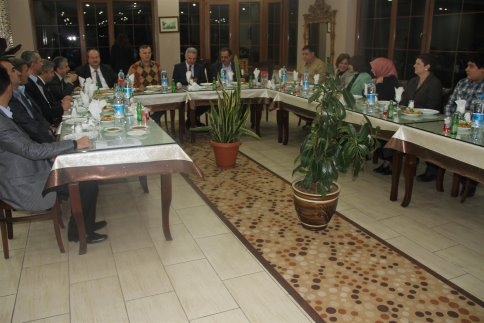 REKTÖR VE AMERİKALI MİSAFİRLER AKYAZIDAYDI