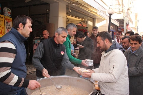 Öztürkler Market Bu Yılda Aşure Dağıttı