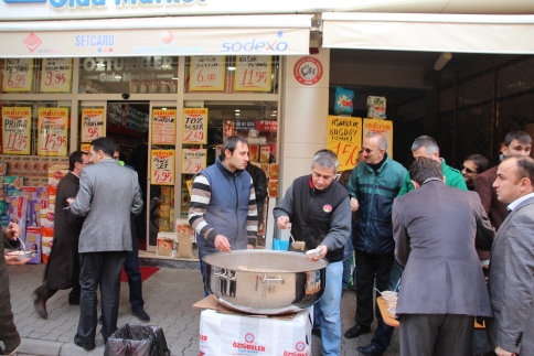 Öztürkler Market Bu Yılda Aşure Dağıttı