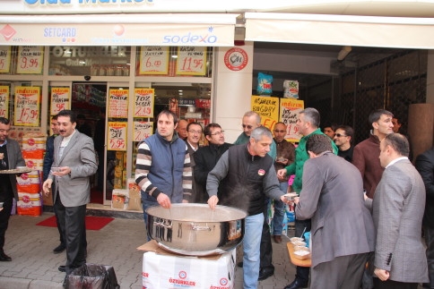 Öztürkler Market Bu Yılda Aşure Dağıttı