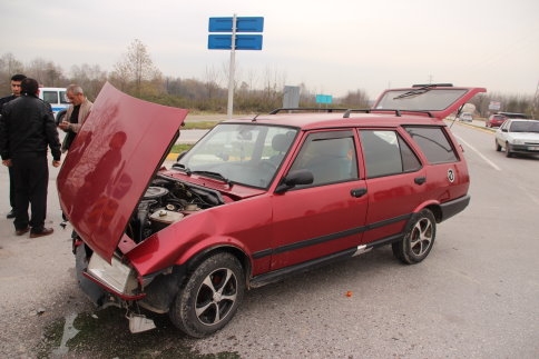 Akyazı Batakköy Kavşağında Kaza 2 Yaralı
