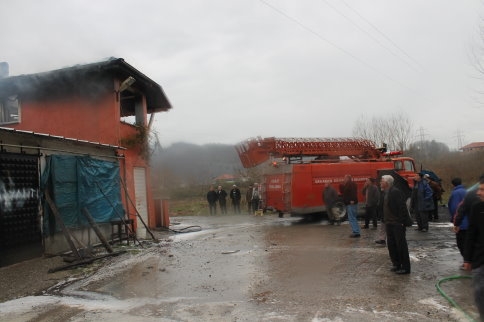 Tavuk Çiftliğinde Çıkan Yangında 3 Yaşındaki Çocuk Zehirlendi