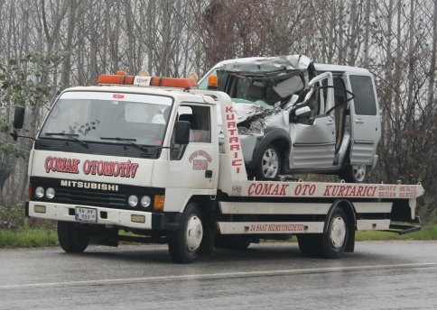 Araç Kamyonun Altına Girdi