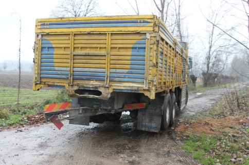 Araç Kamyonun Altına Girdi