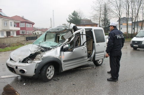 Araç Kamyonun Altına Girdi