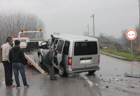 Araç Kamyonun Altına Girdi