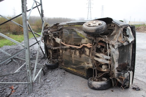 Kontrolden Çıkan Otomobil 20 Metre Uçtu