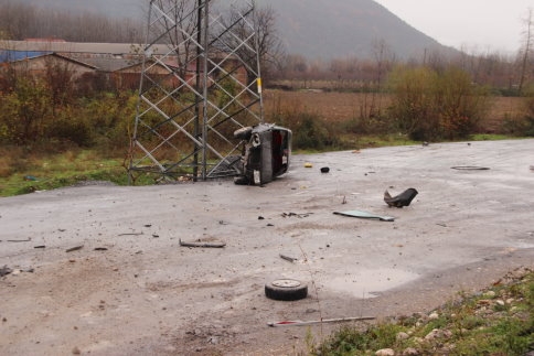 Kontrolden Çıkan Otomobil 20 Metre Uçtu